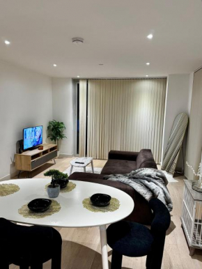 Stunning Lux 2 bed Apartment in Royal Wharf